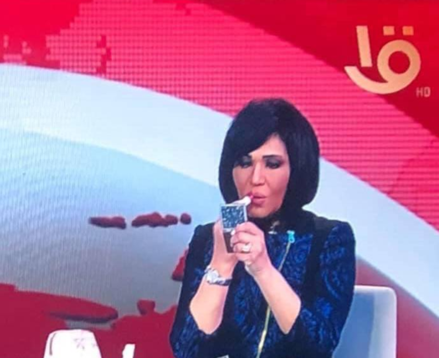 مذيعة تضع مكياج على الهواء