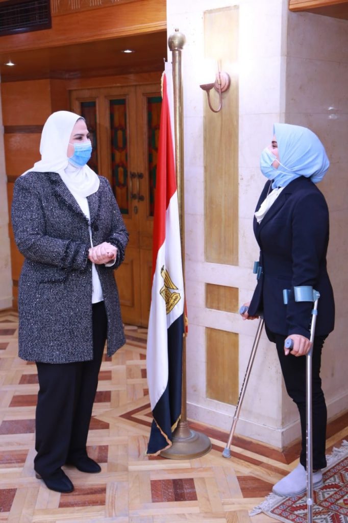 الفتاة ذوي الاحتياجات الخاصة مع وزيرة التضامن الاجتماعي