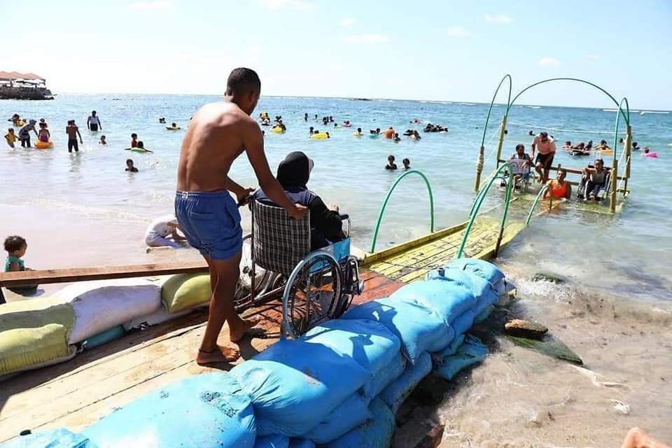 بالصور .. سعادة الأطفال ذوي الهمم بنزول أول شاطىء لـ ذوي الإعاقة بالإسكندرية