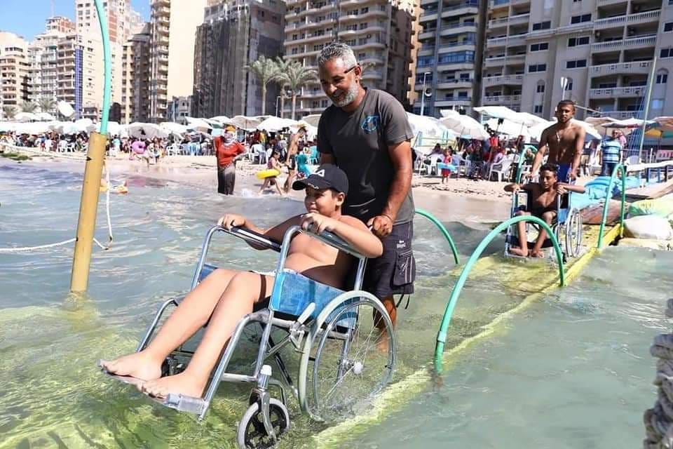 بالصور .. سعادة الأطفال ذوي الهمم بنزول أول شاطىء لـ ذوي الإعاقة بالإسكندرية