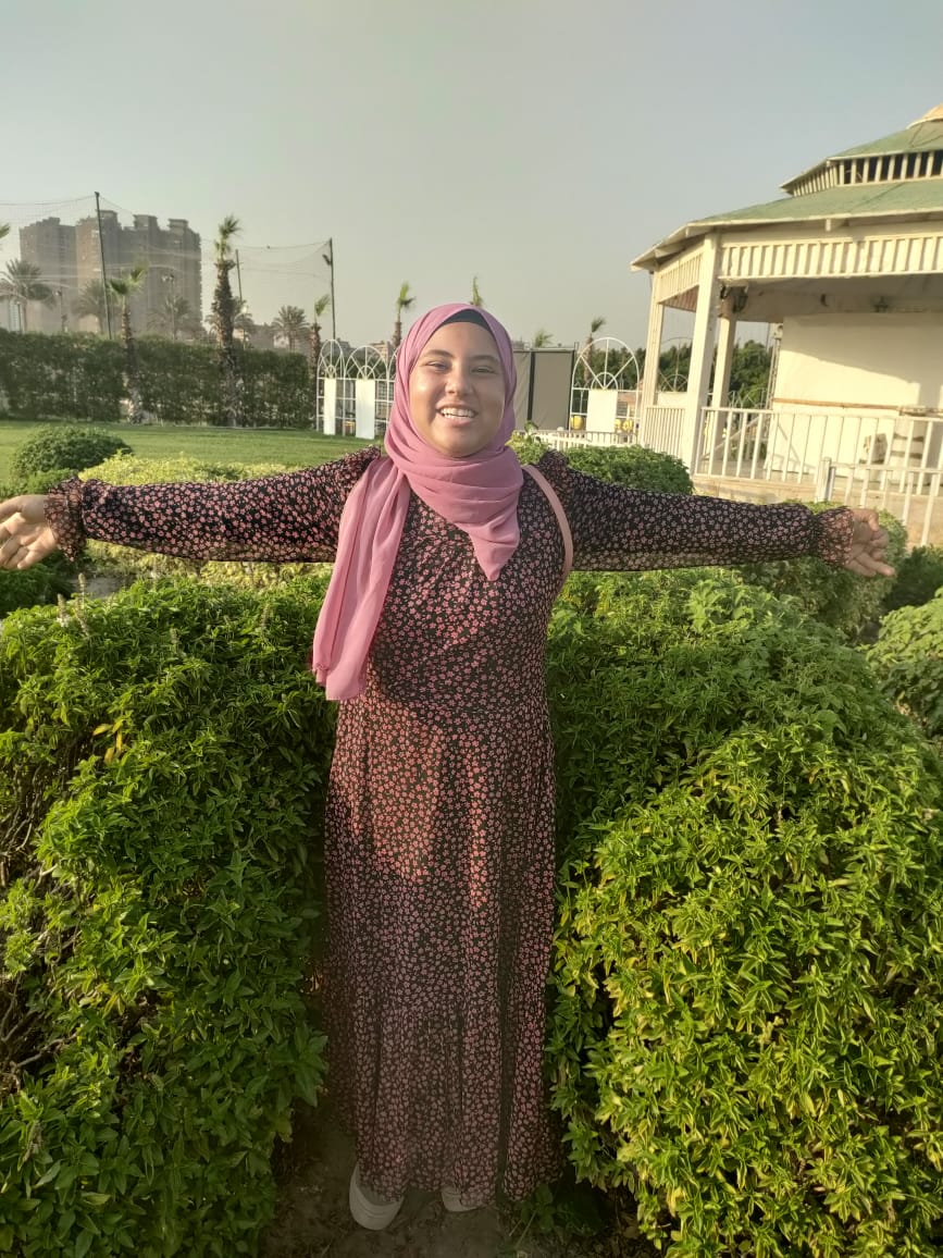 جني شريف تتحدي سمات التوحد بصناعة الإكسسوارات والهاند ميد