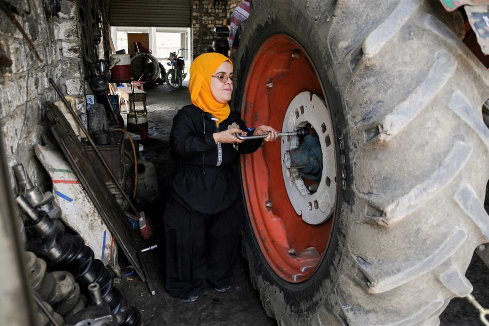 أمل زناتى أول سيدة من قصار القامة تصلح جرارات