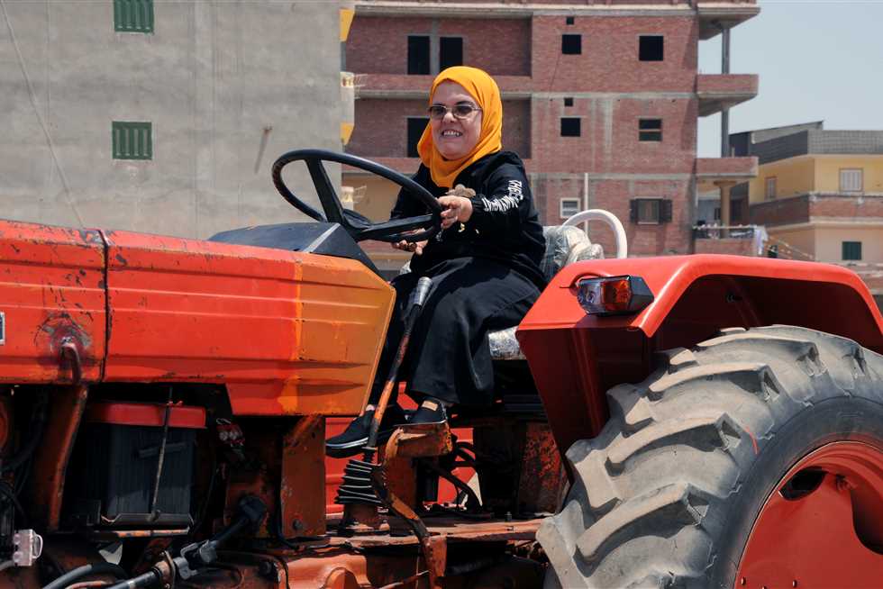 أمل زناتى أول سيدة من قصار القامة تصلح جرارات