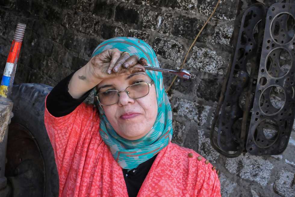 أمل زناتى أول سيدة من قصار القامة تصلح جرارات