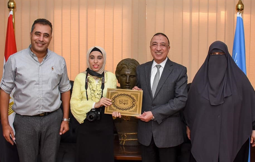 محافظ الإسكندرية يكرم أول مصورة من ذوي الاحتياجات الخاصة