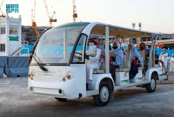 لخدمة ذوي الإعاقة ..السعودية توفر ربات جولف لنقل المعتمرين بالمسجدان الحرام والنبوي
