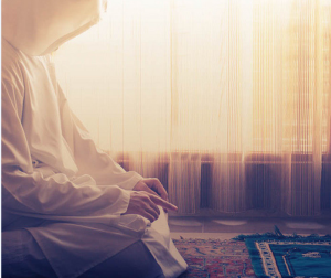 الإفتاء تجيب: ما حكم من صام رمضان ولكنه لا يصلي .. هل ذلك يُفسِد صيامه؟