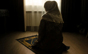 الإفتاء تجيب: ما حكم من صام رمضان ولكنه لا يصلي .. هل ذلك يُفسِد صيامه؟