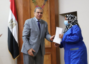سعفان يسلم 4649 وثيقة تأمين لـ"العمالة غير المنتظمة" بالشرقية
