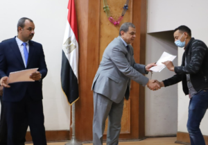 سعفان يسلم 4649 وثيقة تأمين لـ"العمالة غير المنتظمة" بالشرقية