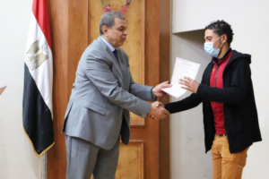 سعفان يسلم 4649 وثيقة تأمين لـ"العمالة غير المنتظمة" بالشرقية